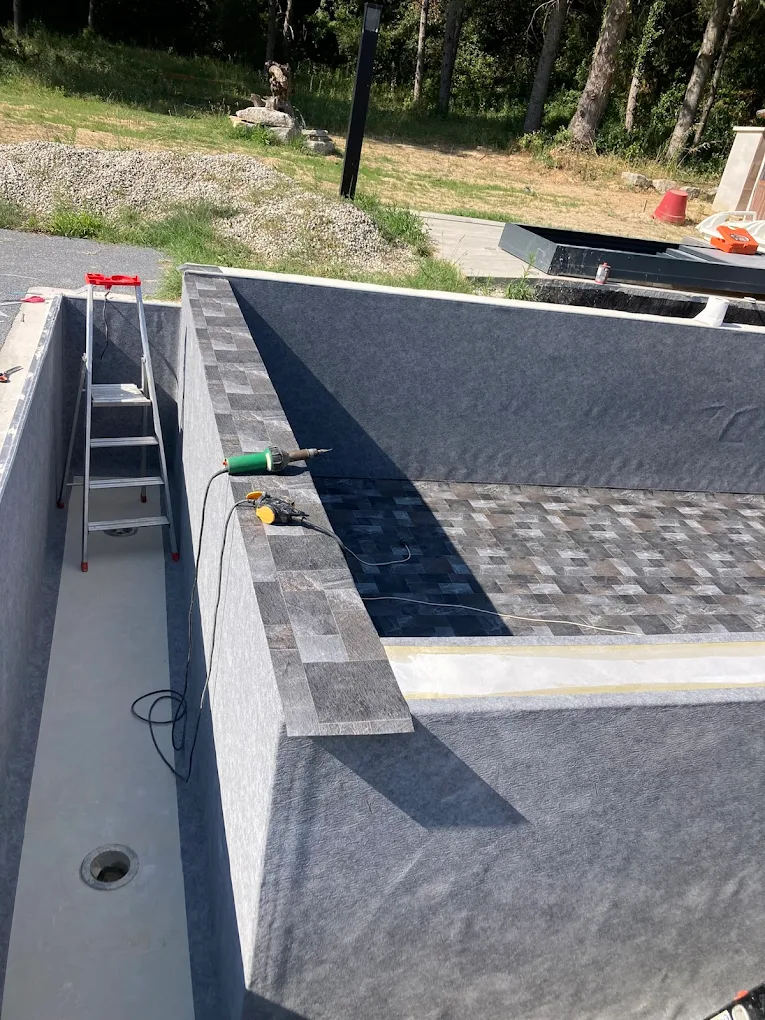 Finition de liner dans une piscine